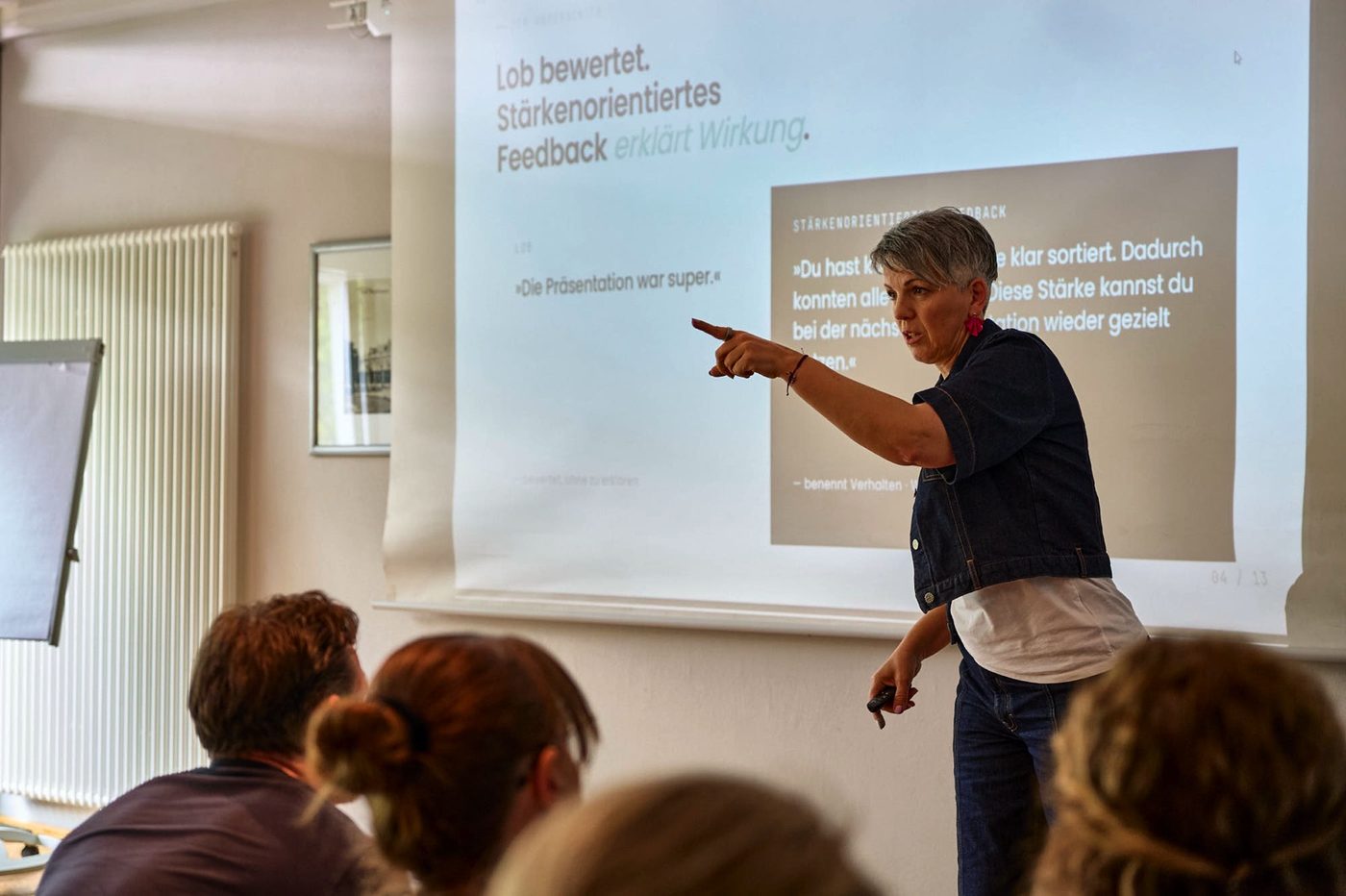 Tina Niemann erklärt den Unterschied zwischen Lob und stärkenorientiertem Feedback