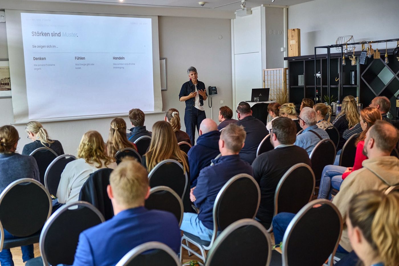 Tina Niemann im Workshop vor Ausbildungsverantwortlichen beim Deutschen Ausbildungsforum