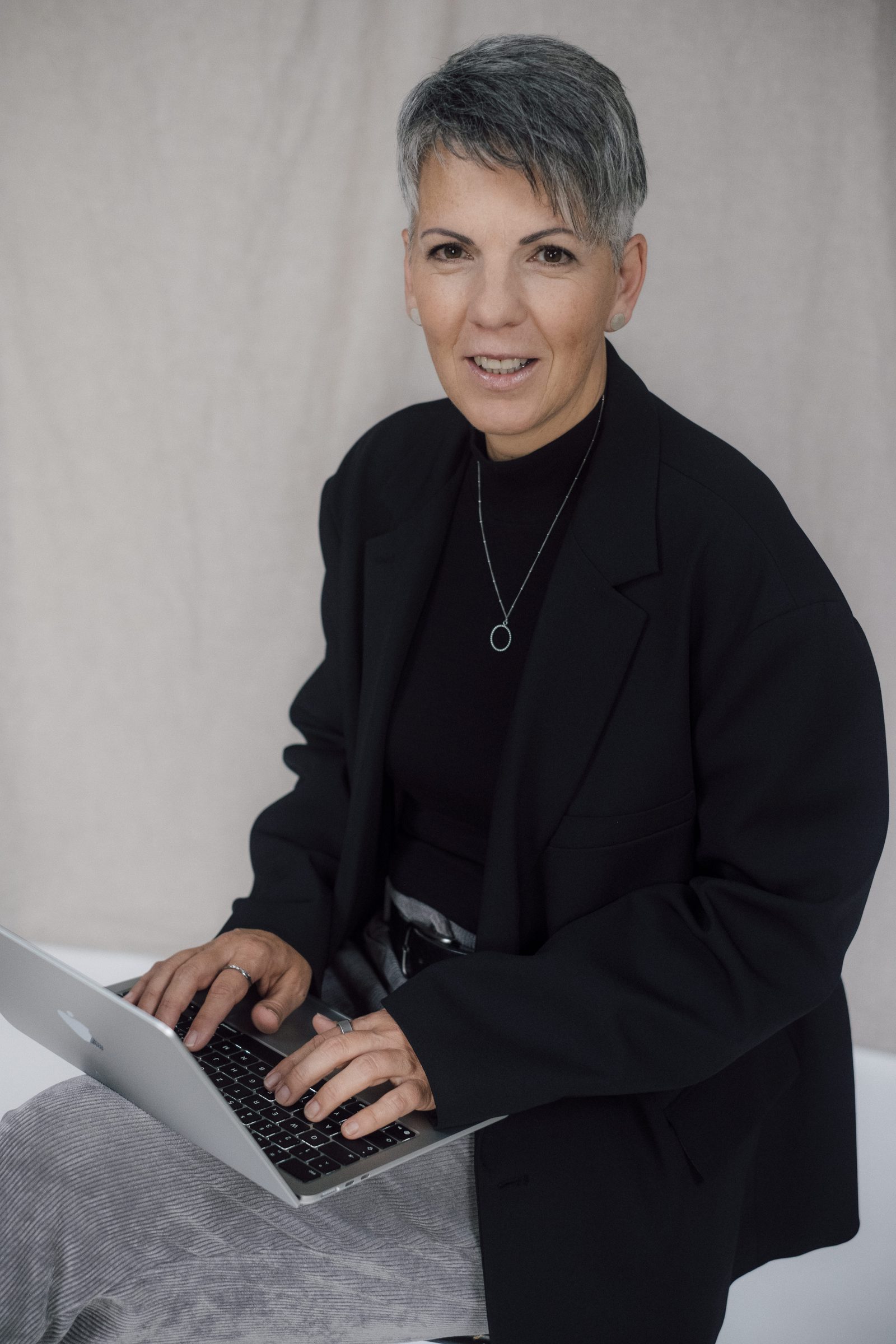 Tina Niemann mit Laptop